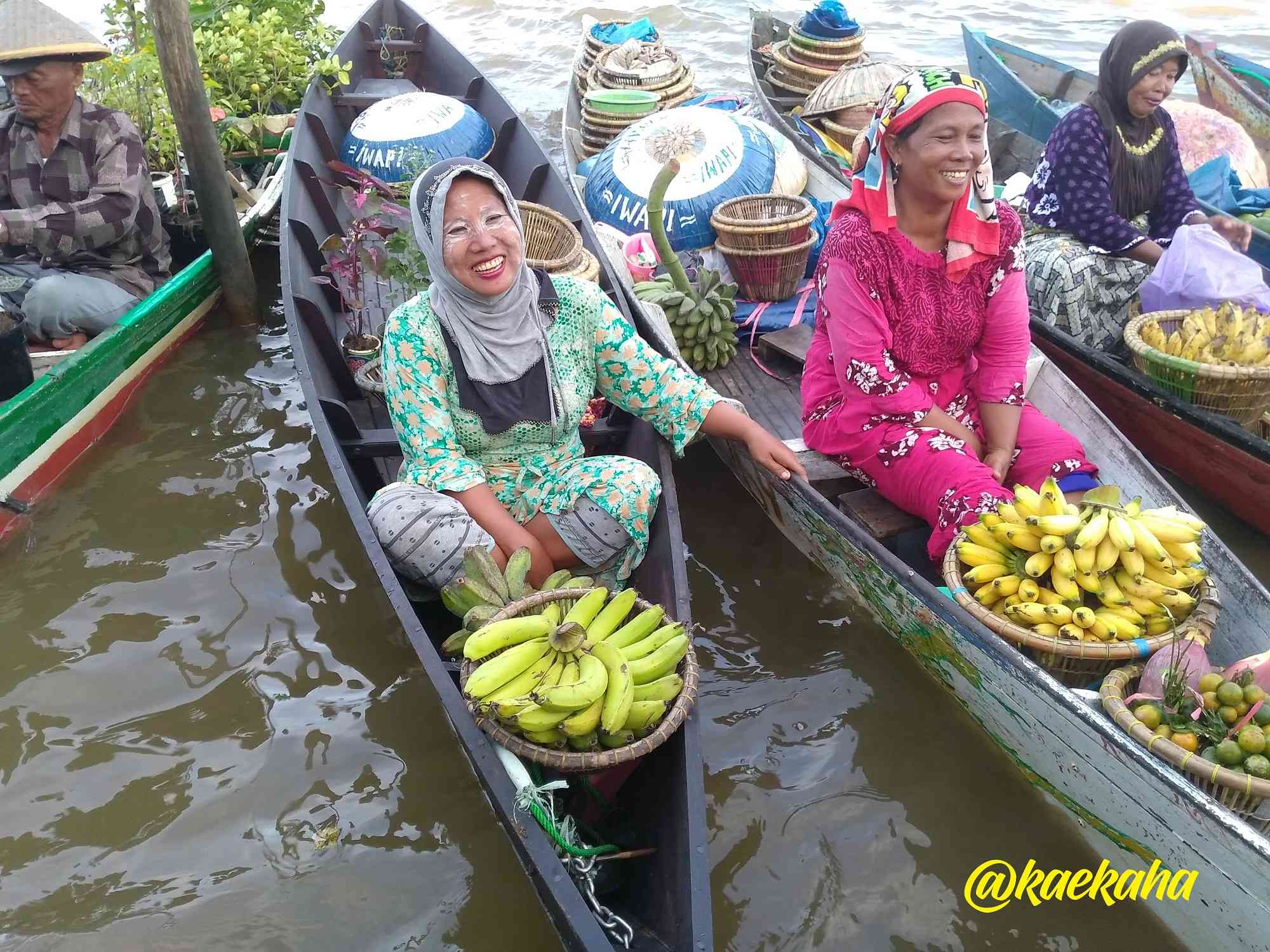 Pedagang Pasar  Terapung Menggunakan Pupur Dingin | @kaekaha