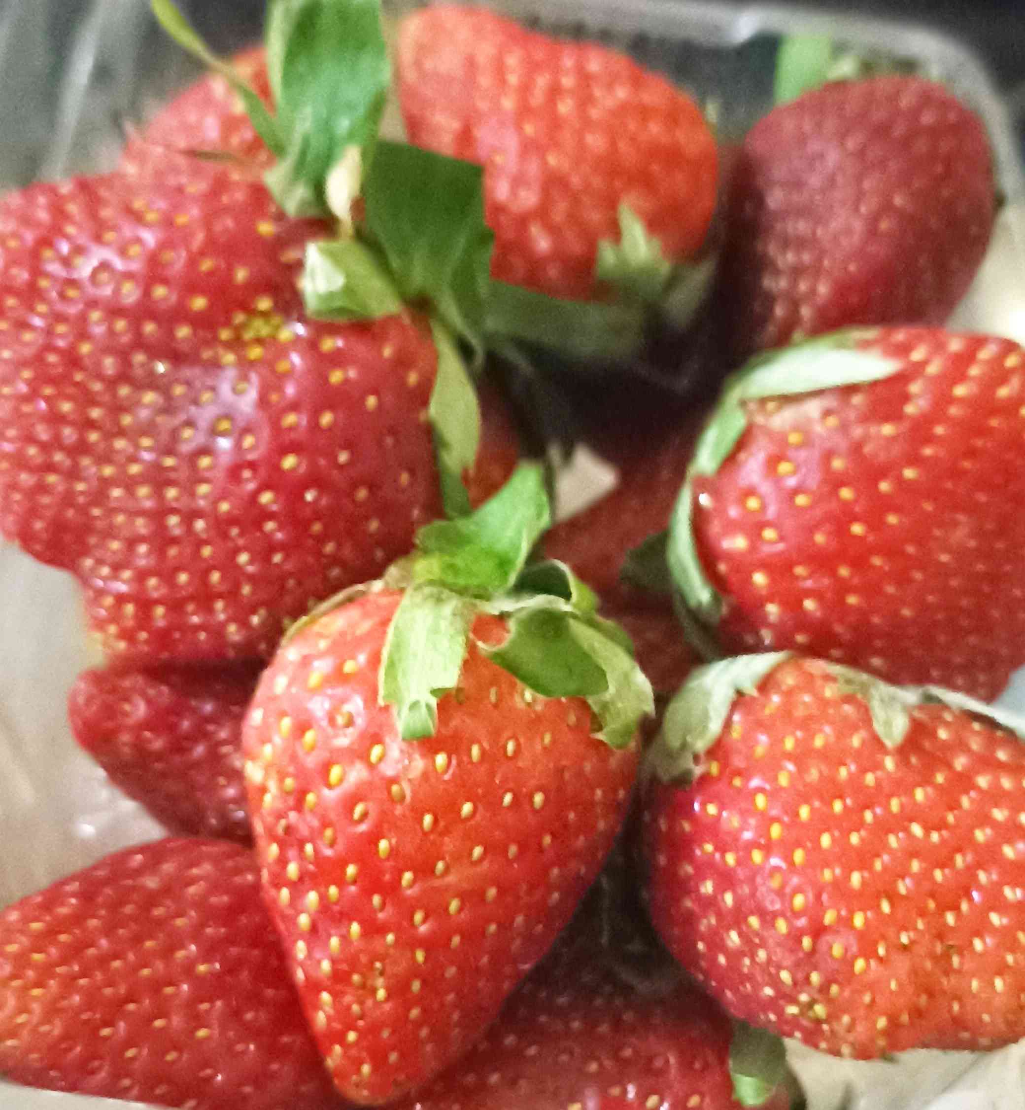 Menyantap beri seperti strawberry yang kaya vitamin C juga bantu kulit cantik (dokpri) 