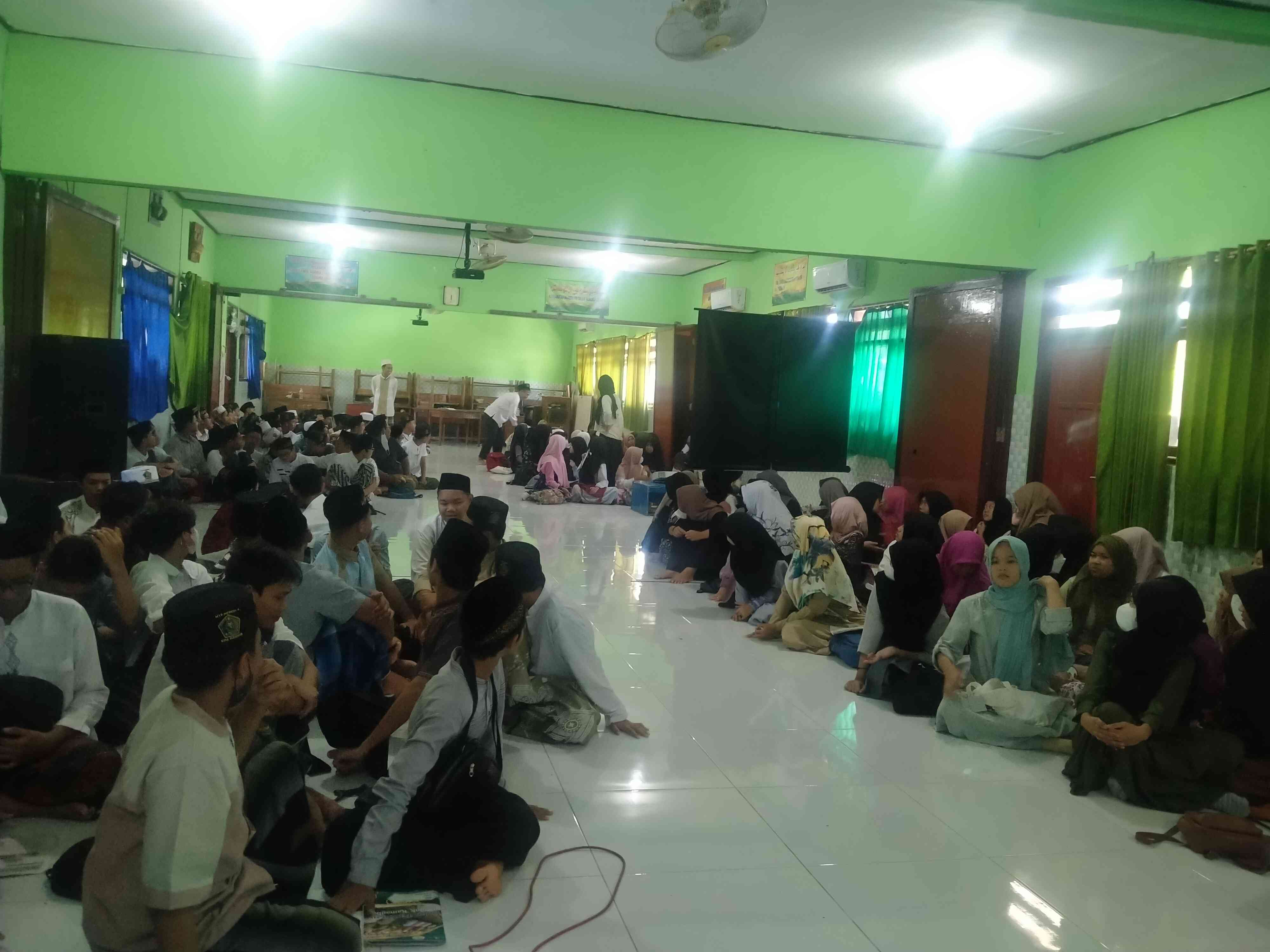 Penulis mengajak peserta kegiatan Pondok Ramadan untuk melakukan Ice Breaking (foto : dokpri)