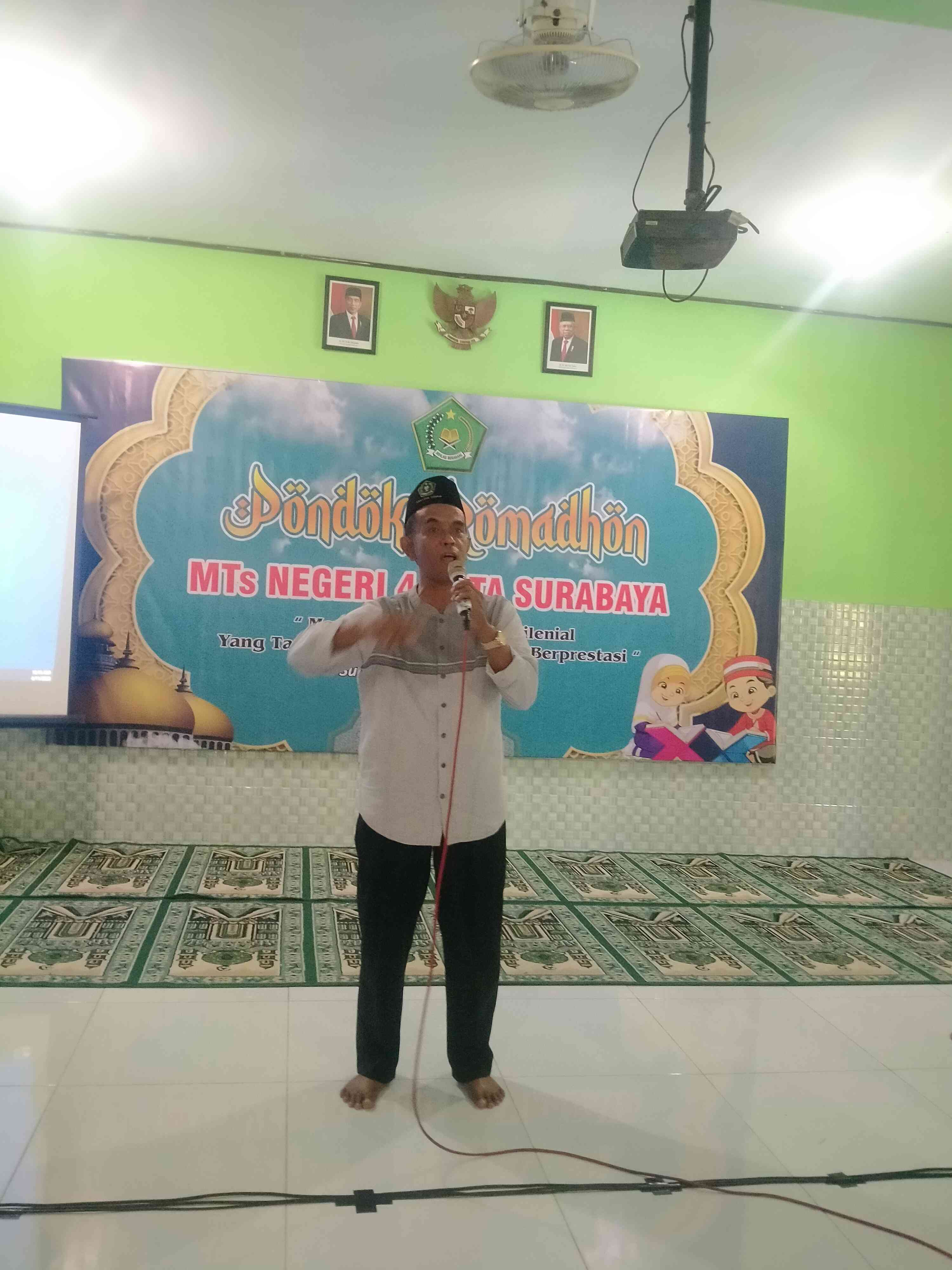 Penulis sedang meberikan selingan saat acara Pondok Ramadan dengan Ice Breaking (foto dokpri)