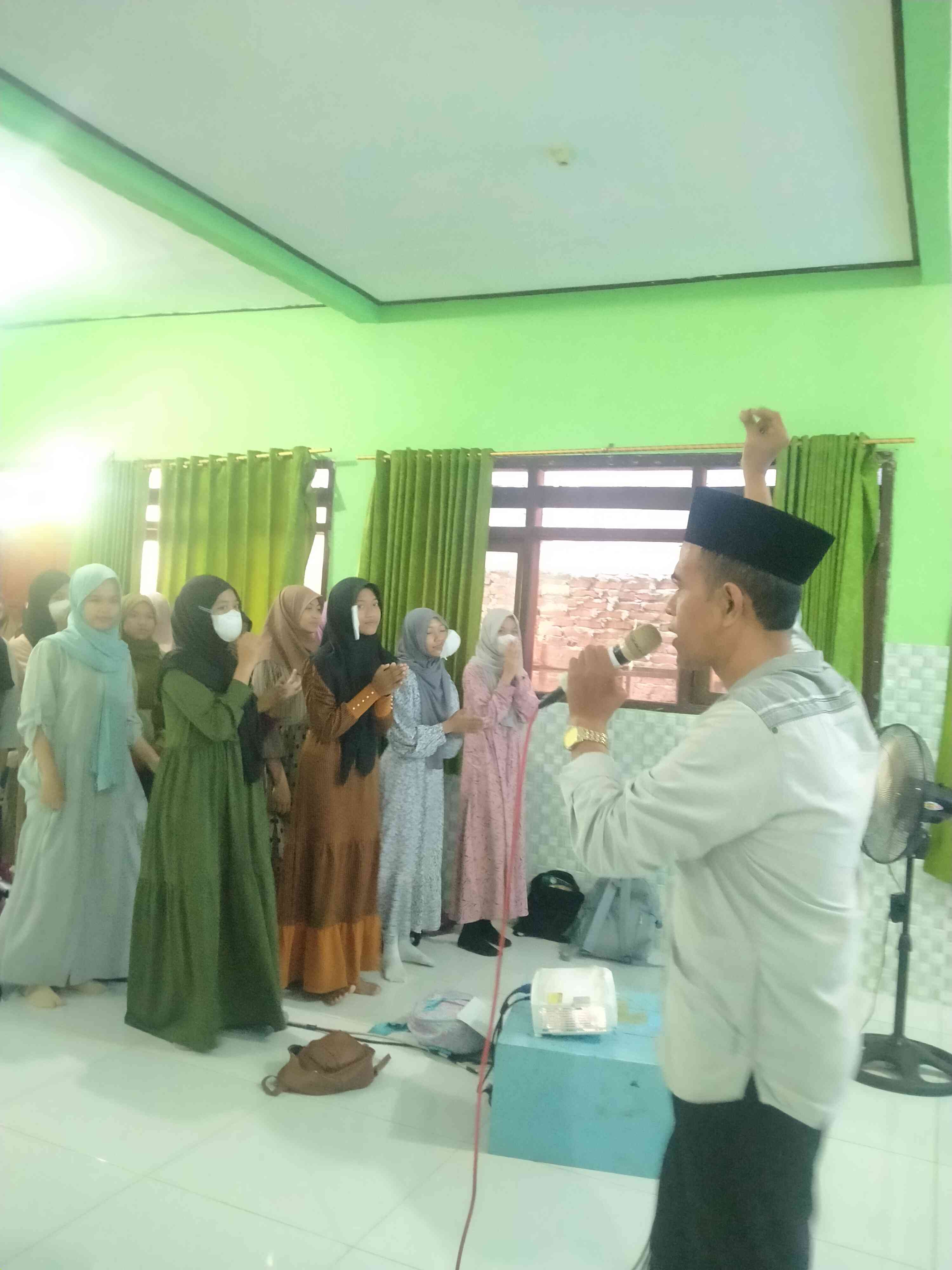 Penulis mengajak peserta kegiatan Pondok Ramadan untuk melakukan Ice Breaking (foto : dokpri)