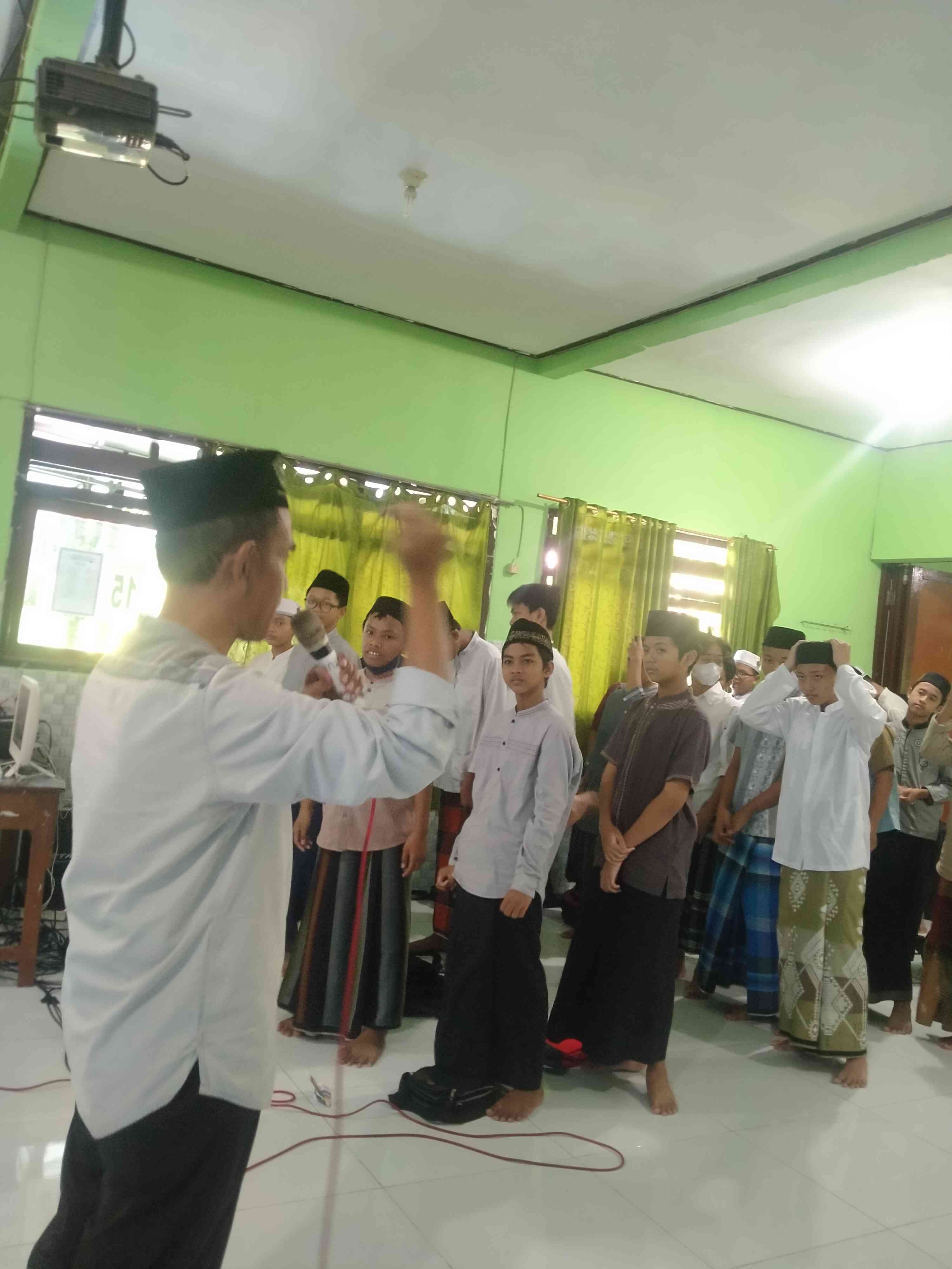 Penulis mengajak peserta kegiatan Pondok Ramadan untuk melakukan Ice Breaking (foto : dokpri)