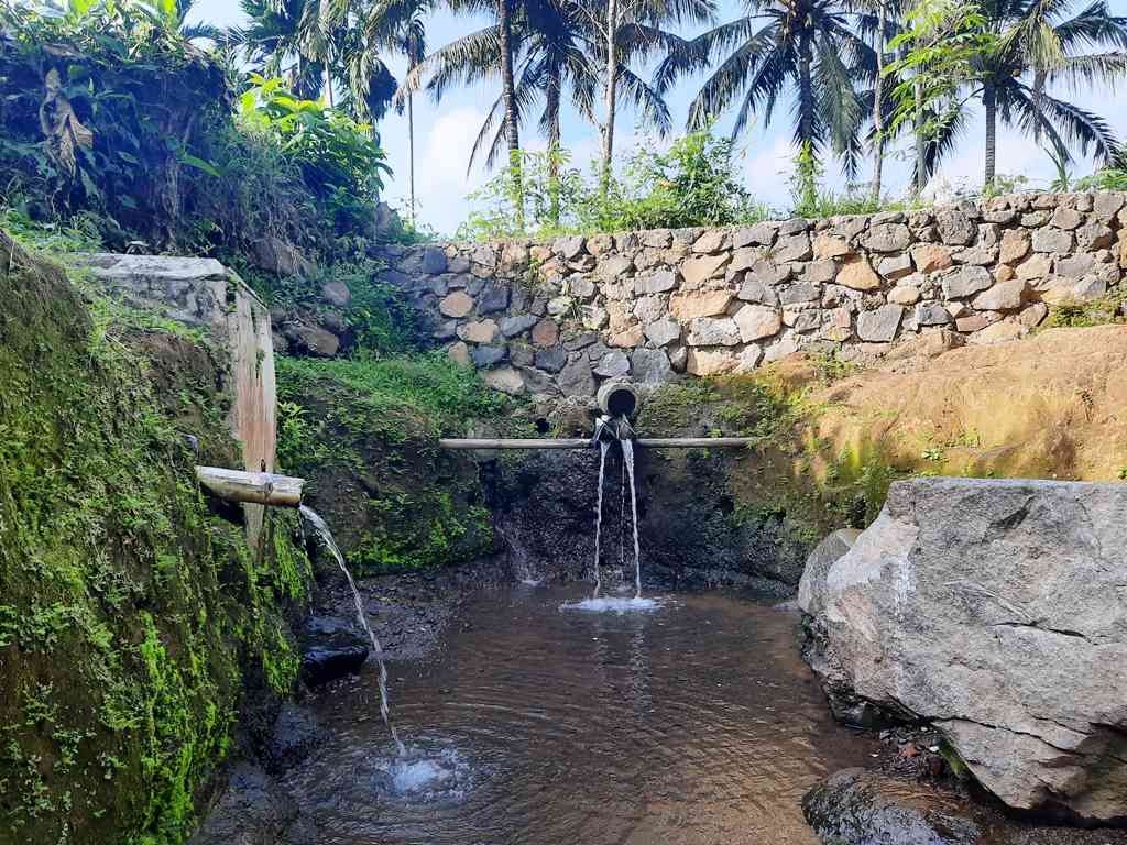 Pancuran yang airnya berasal dari mata air di kawasan Jambuan, Jember. Dokumentasi penulis