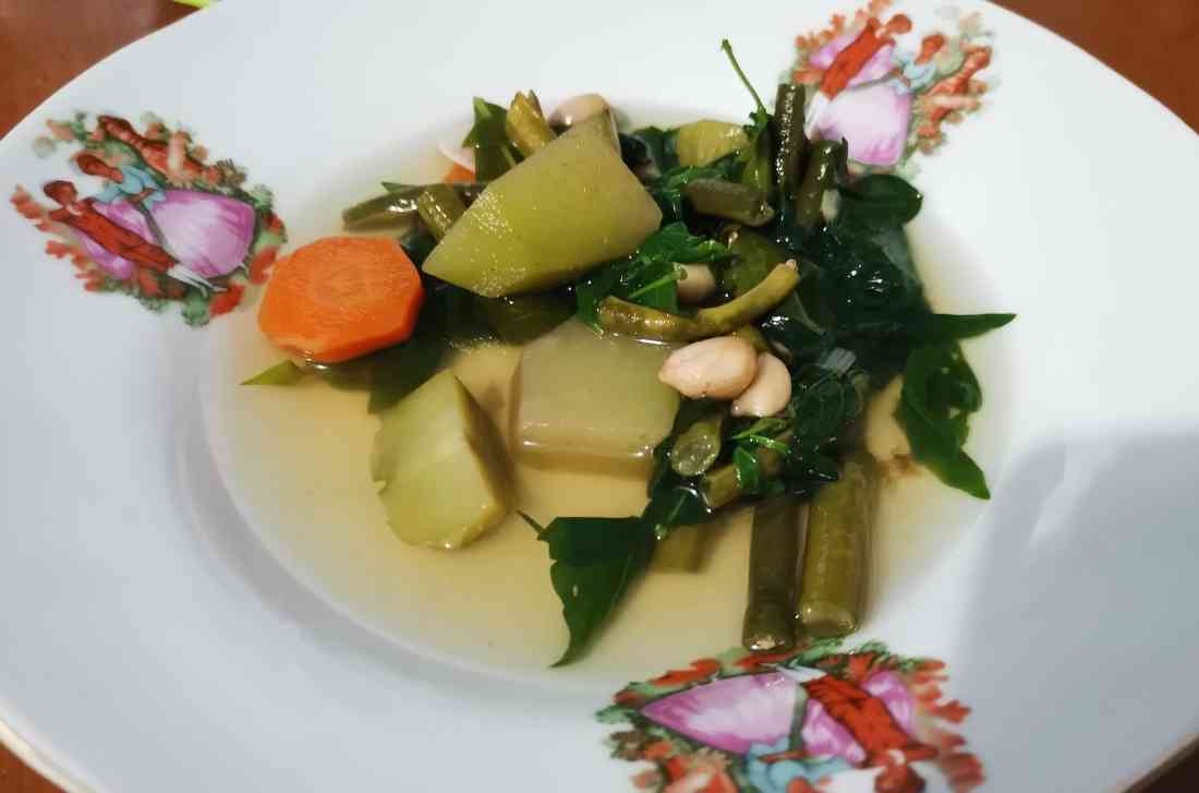 Sayur bening kesukaan saya untuk berbuka puasa. Nutrien di dalamnya baik bagi kesehatan tubuh, termasuk kulit (dok.pribadi).