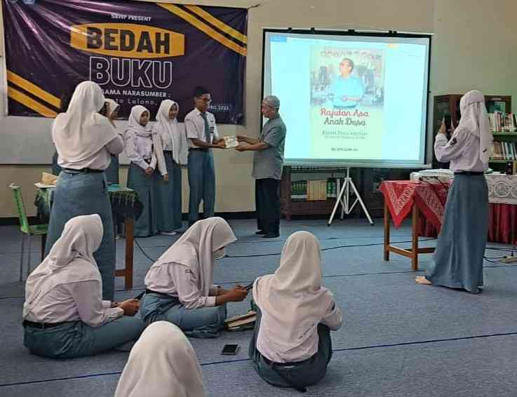 Pemberian kenangan buku kepada salah satu kelompok bedah buku/Dokpri.