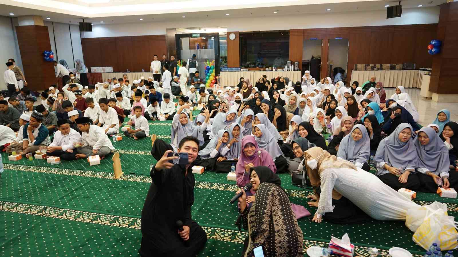 MC Acara: Alifah Pratisara dan Dede Erwin selfie bersama peserta (Dokpri)