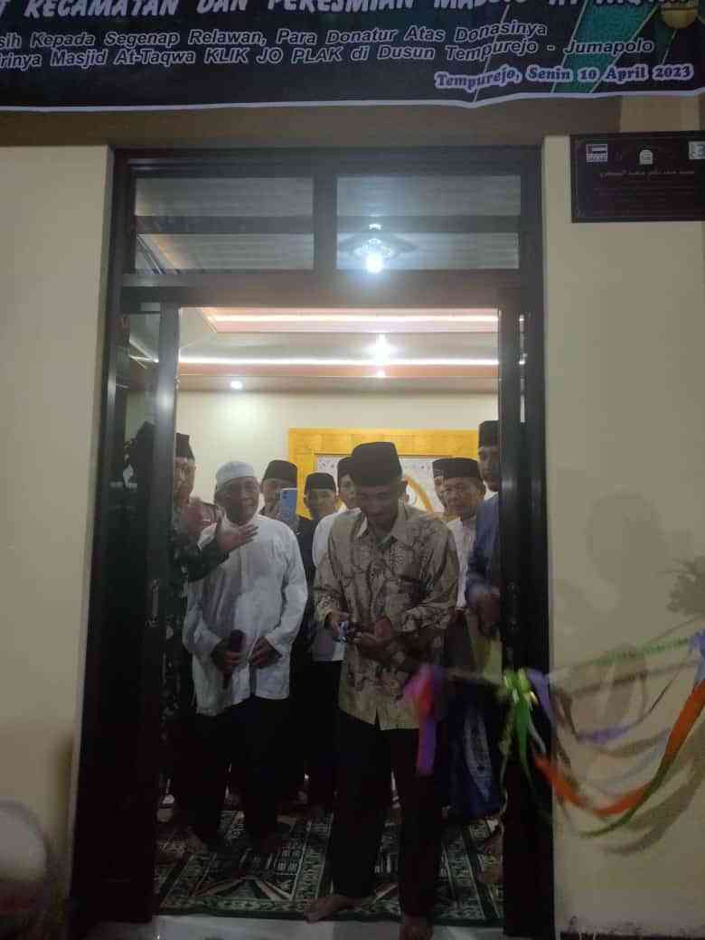 Sesi acara potong pita Peresmian Masjid At-Taqwa Tempurejo Jumapolo Karanganyar bersama Bapak Camat Jumapolo/Foto : Dokpri