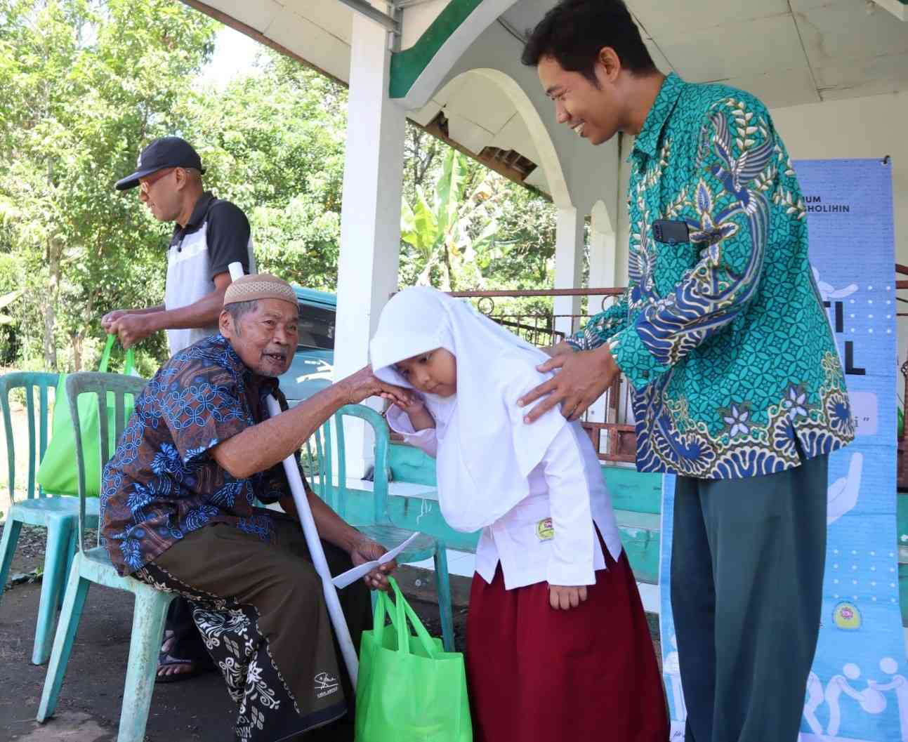 Praktik peduli sesama terhadap kaum Lansia oleh siswa SDIT Larih.Dok.SDIT Larish.