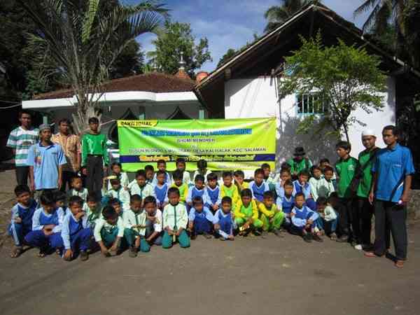 Belajar Praktik Peduli pada pemberian sarana  tempat ibadah (Musala di Kampung) oleh siswa SDIT Larish.Dok.SDIT Larish