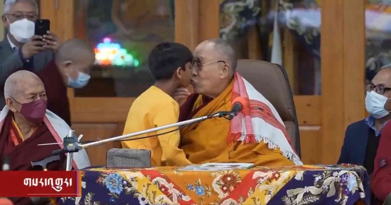 Dalai Lama mencium anak laki-laki | tangkapan layar Twitter/@charliekirk11