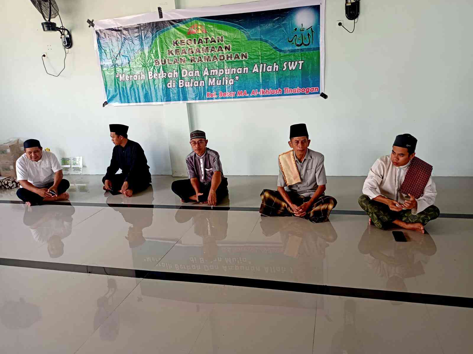 Kedua dari kanan, Ketua Yayasan Pendidikan Al-Ikhlash, Drs. Najamuddin. Dokpri 