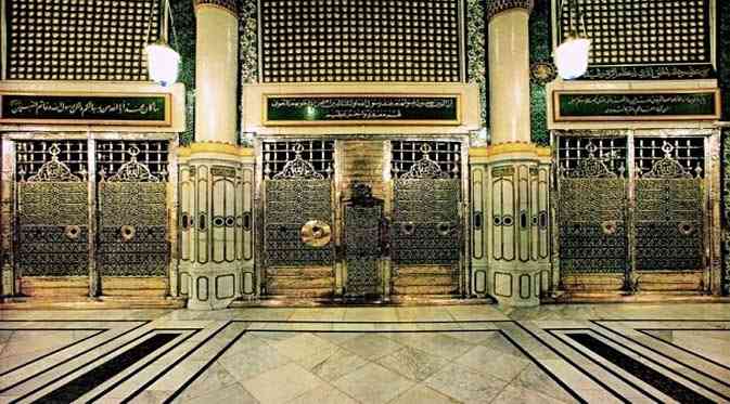 Makam Umar bin Khattab r.a., Khalifah Kedua pada masa Khulafaur Rasyidin - satu kompleks dengan Makam Rasulullah Muhammad SAW dan Abu Bakar r.a. (Sumber : Situs Bincang Syariah)