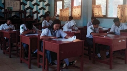 Siswa sedang melaksanakan tes berbasis kertas. Sumber foto: dokumen pribadi 