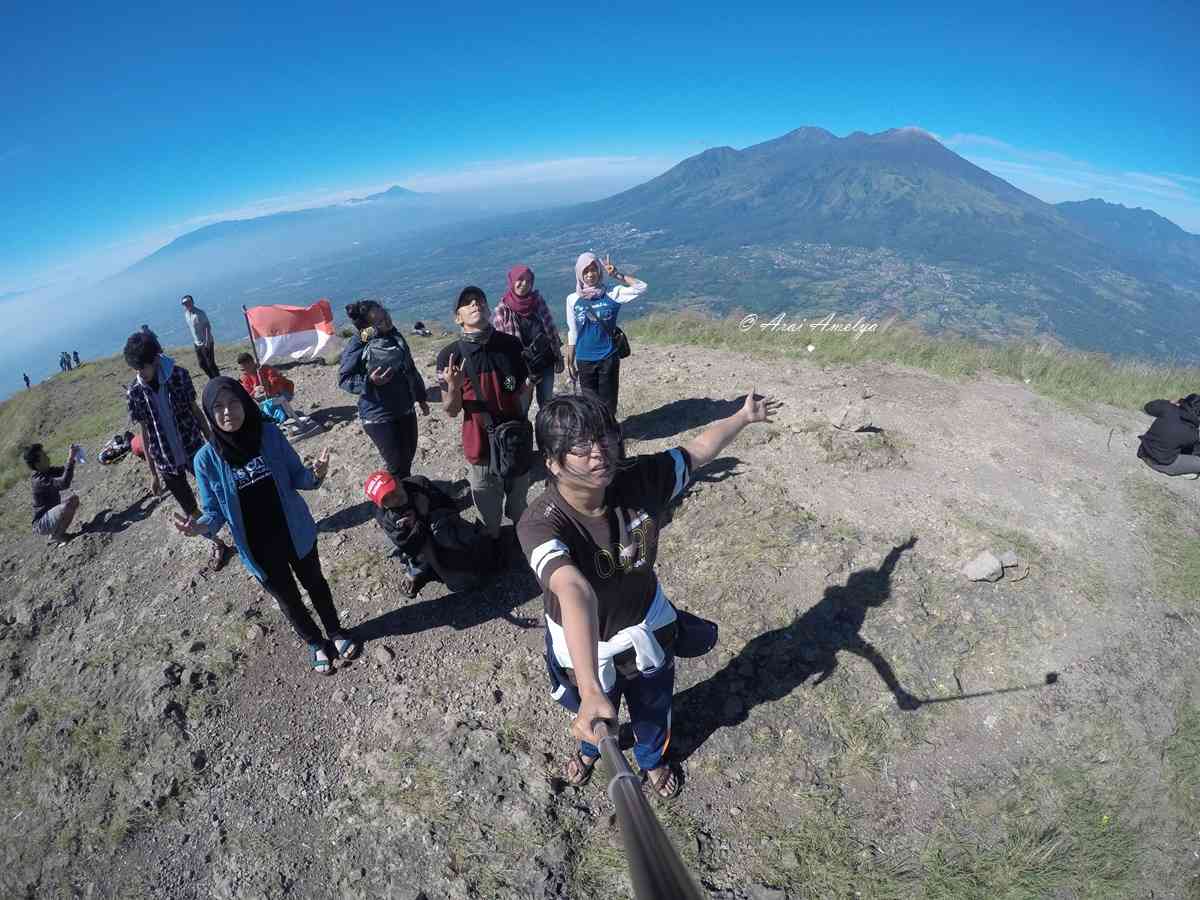 aku dan rekan-rekanku di Puncak Pawitra Penanggungan foto: Arai Amelya