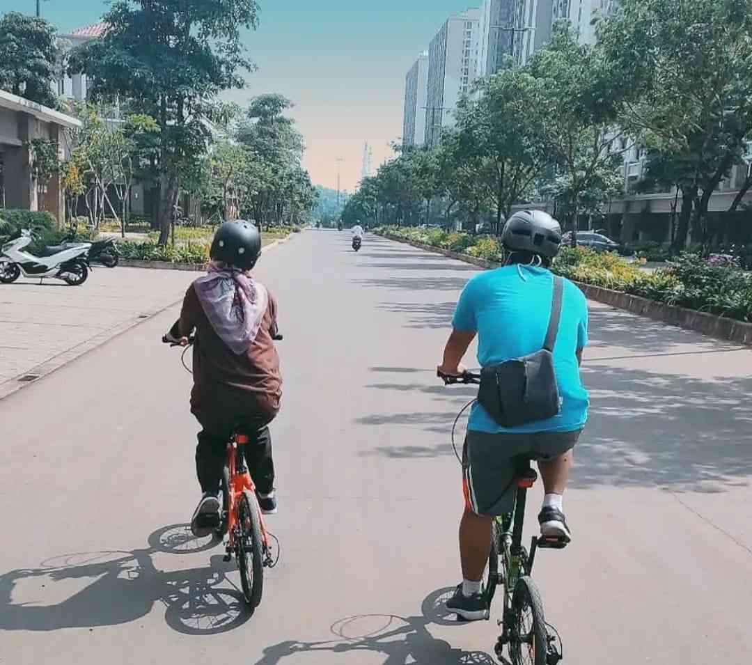 Bersepeda di sekitar masjid At-Thohir (dok.pribadi/Ire Rosana Ullail)