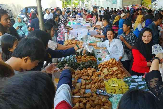 Berburu takjil (sumber: Kompas.com) 