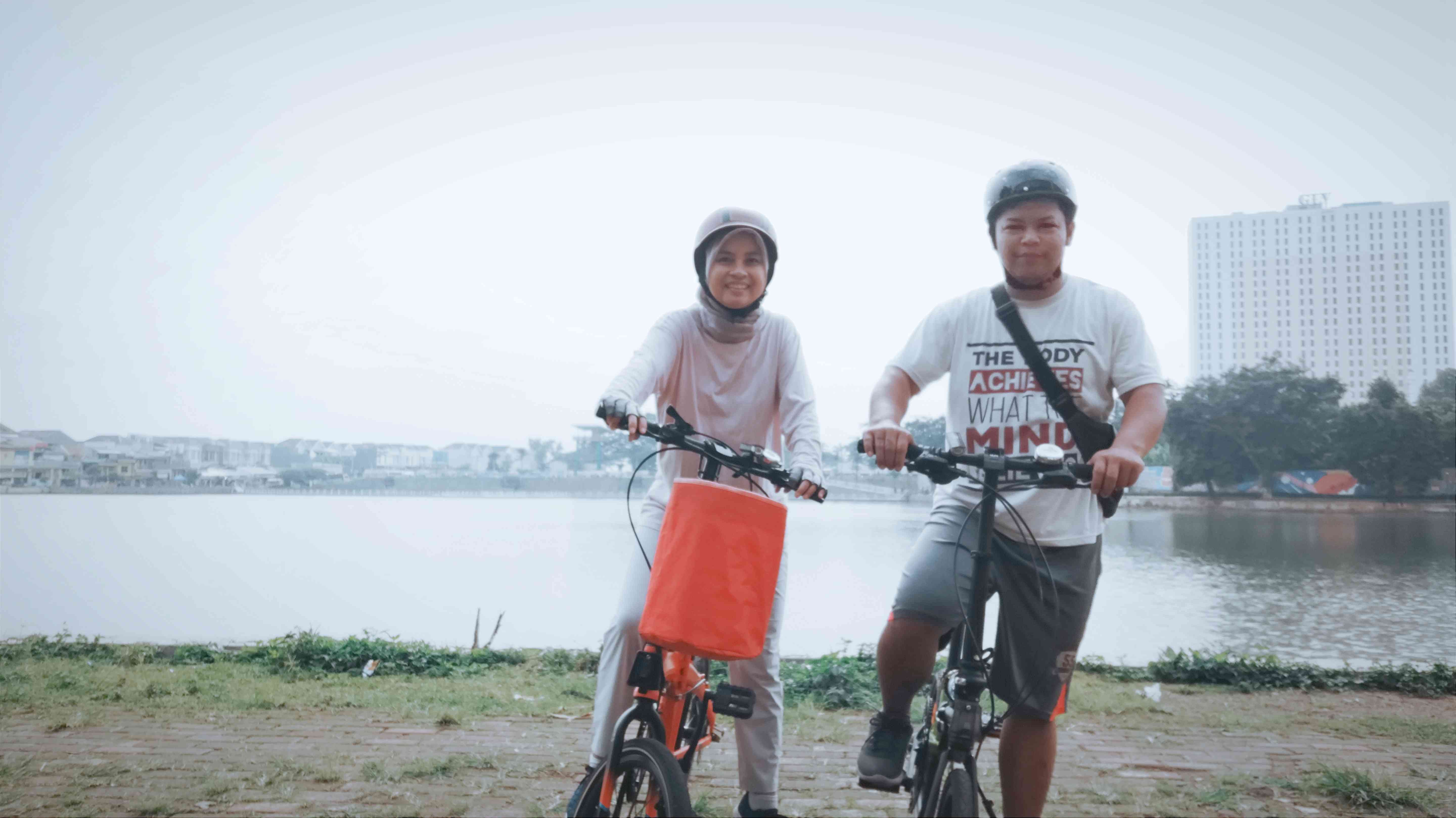 Berfoto di depan Setu Rawakalong (Dok.Pribadi/Ire Rosana Ullail)