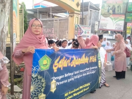 Guru dan Siswa MI Roudhotul Muallimin Laban Kecamatan Menganti-Gresik Remaja Masjid yang sedang berbagi Takjil di Jalan Raya (foto dokpri)