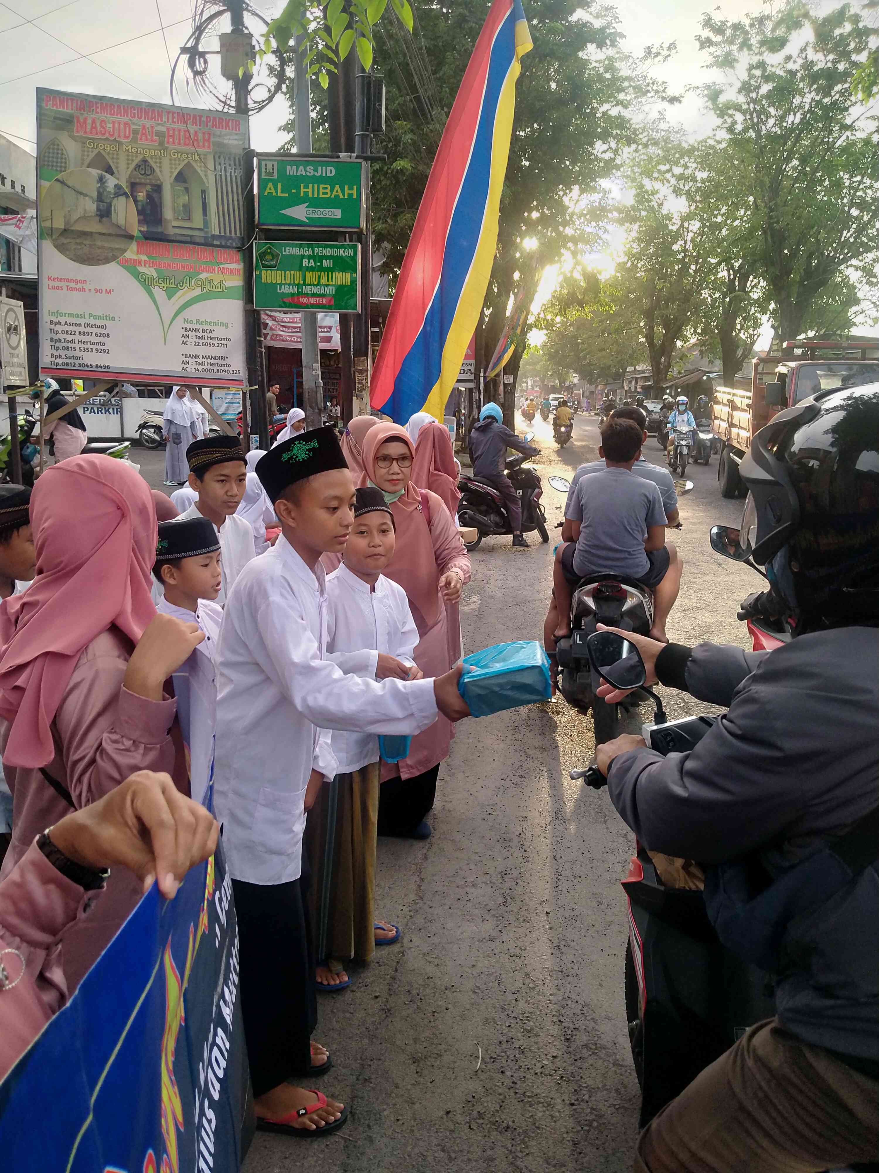 Siswa MI ikut berbagi Takjil kepada pengguna jalan (foto dokpri)