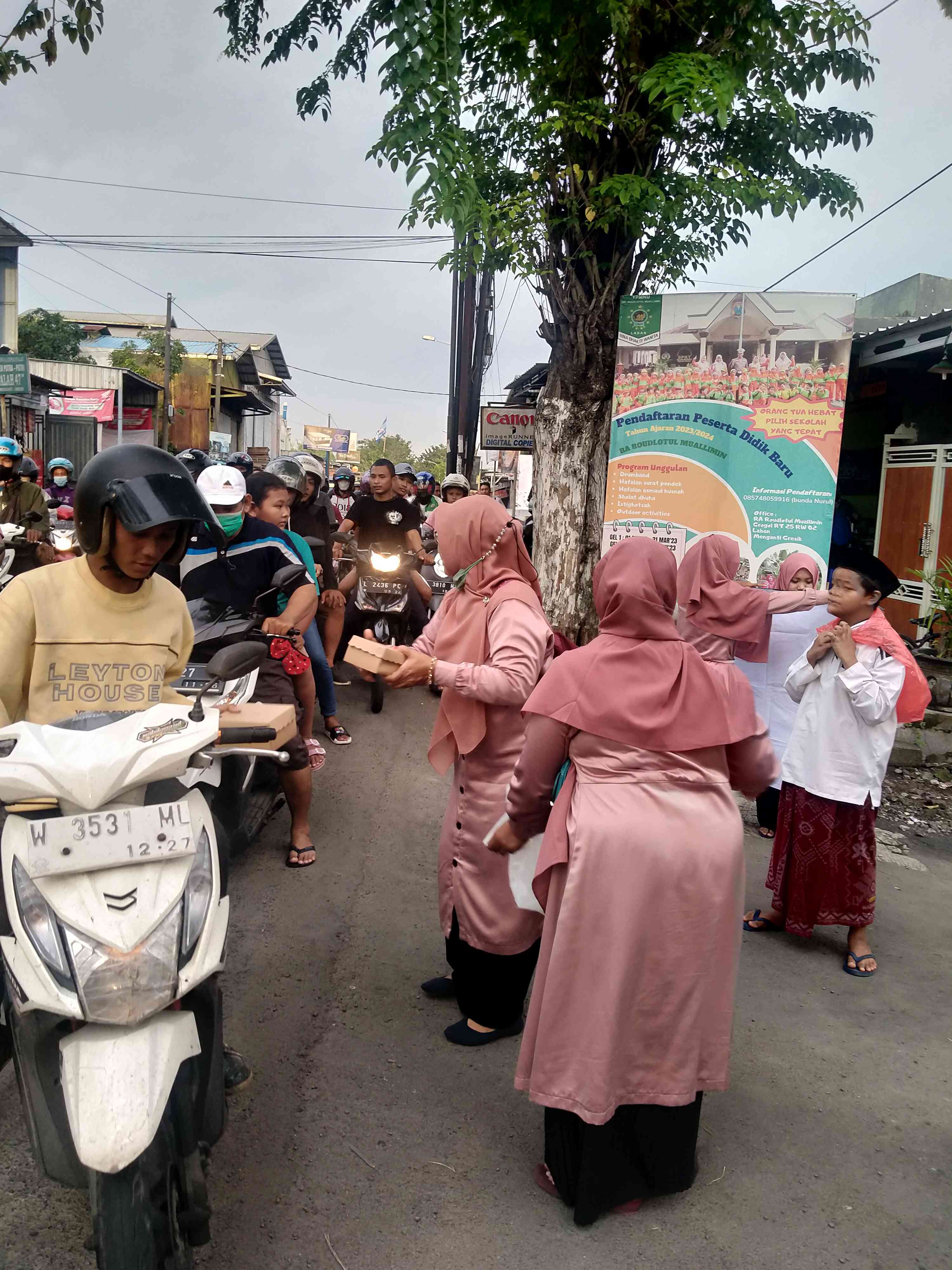 Pembagi takjil ada di salah satu sisi jalan raya (foto dokpri)