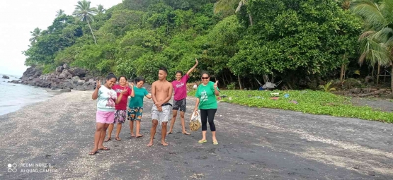 Keponakan dan menantu Keluarga Litaay yang berangkat dari Waipia Pelabuhan Amahai , di Pantai Mesa Pulau Teon arah ke ujung kampung (dok. pribadi)