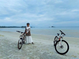 Menyusuri pantai dan tepi danau Lagoi di Pulau Bintan dengan sepeda fasilitas hotel. Dokumen pribadi.