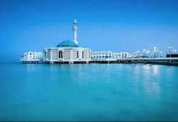Masjid terapung di lihat dari laut Merah (foto: arah.com)