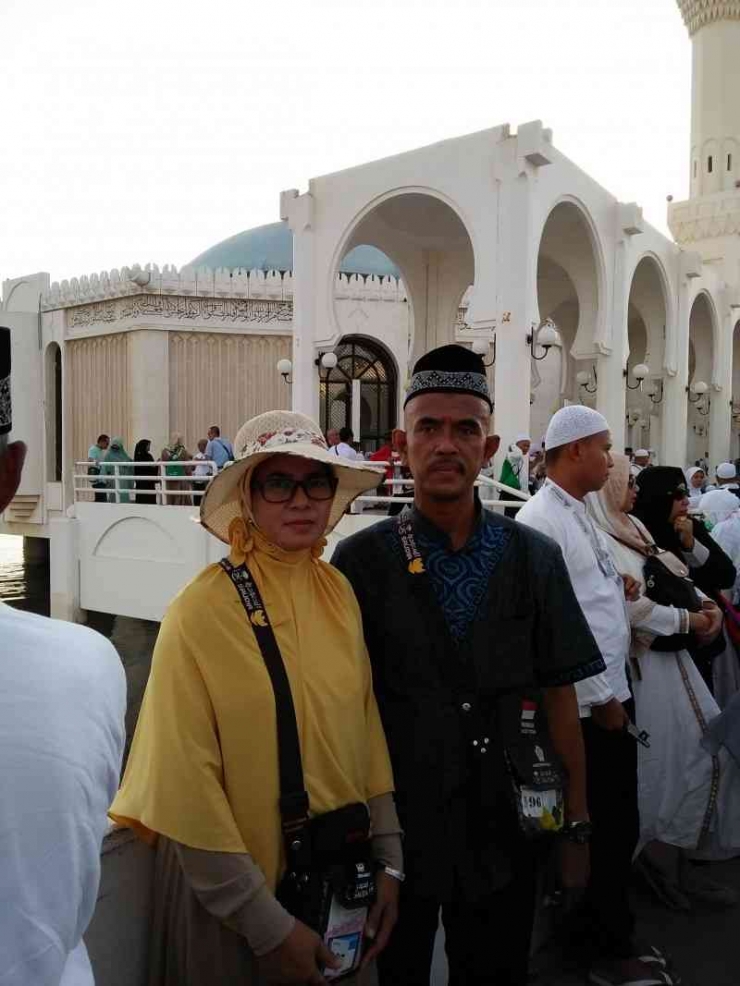 Bersama istri dan jemaah haji Bryan Makkah Surabaya, di depan Masjid Ar Rahman (Masjid Terapung di laut Merah: foto dokpri)