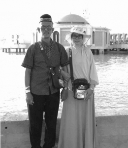 Bersama istri di depan Masjid Ar Rahman (masjid terapung) di Jeddah, Laut Merah (foto: dokpri)