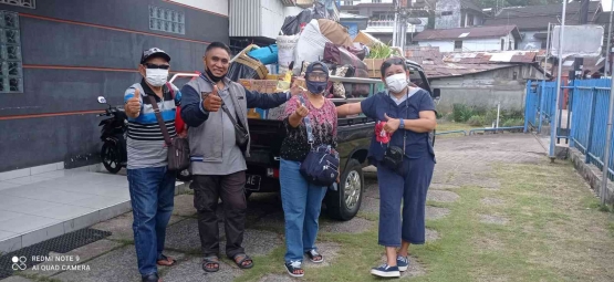Berempat dari Jakarta dengan kesiapan barang menuju ke Mesa Pulau Teon akan dibawa ke PelabuhanYos Sudarso - KM Sanus 71 (dok. pribadi)