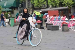 Kota Tua Jakarta ada penyewaan sepeda. Asyik sekali menikmati kawasan yang telah direvitalisasi ini. Gowes plus belajar sejarah. Dokumen pribadi.