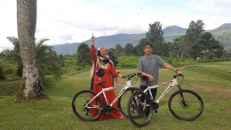 Di lokasi wisata alam Kebun Teh Puncak Bogor ada juga penyewaan sepeda. Seru sekali menikmati udara sejuk sambil gowes. Dokumen pribadi.