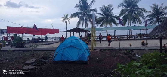 Arena lakpona dan tenda acara dilihat kearah laut dari bak penampungan air hujan (dok. pribadi)