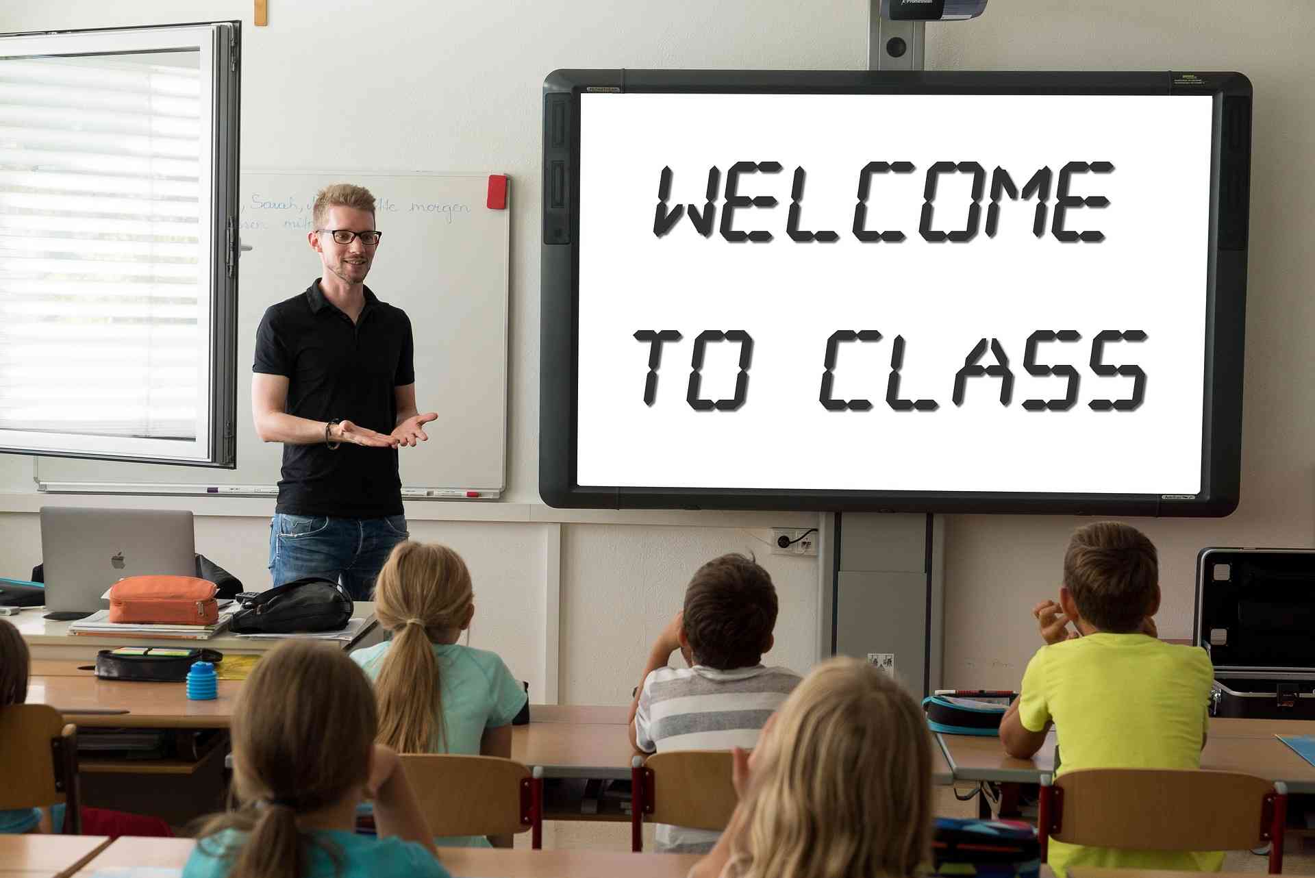 Guru dan Siswa Nobar di Kelas ( Sumber gambar: Pixabay.com)