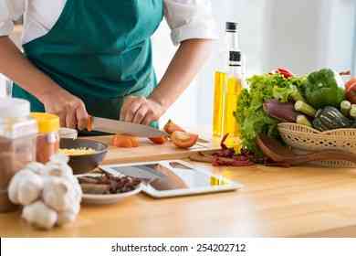 Ilustrasi orang memasak (Sumber gambar: Shutterstock)