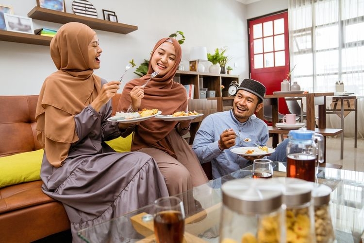 Ilustrasi merayakan Lebaran bersama keluarga (SHUTTERSTOCK/ODUA IMAGES)