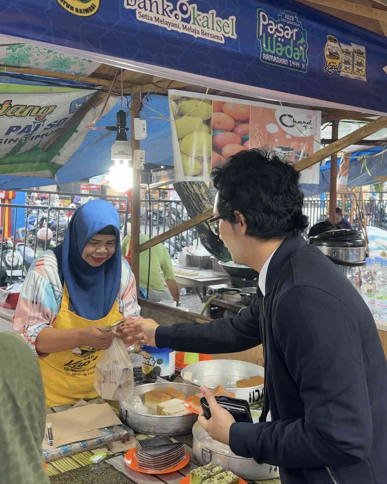 Berburu kue di Pasar Wadai Banjarmasin (sumber: dokumentasi pribadi).