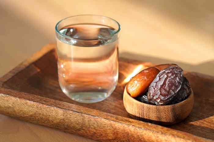 Kurma dan air putih , adalah makanan yang sering digunakan oleh Rasulullah SAW untuk berbuka puasa (foto :Getty Images/iStockphoto/hayatikayhan