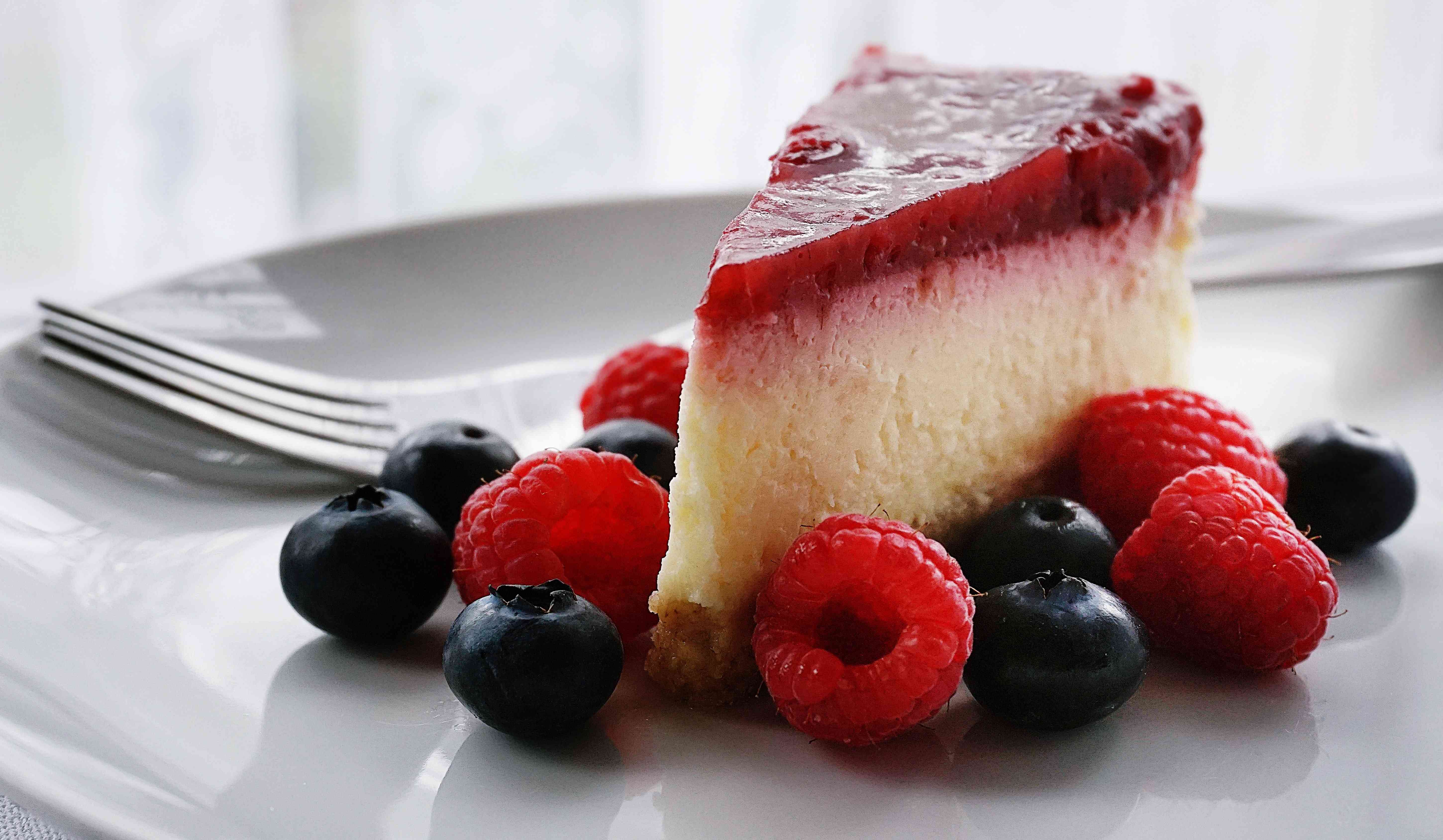 Sumber gambar: Photo by Suzy Hazelwood: https://www.pexels.com/photo/cheesecake-1126359/