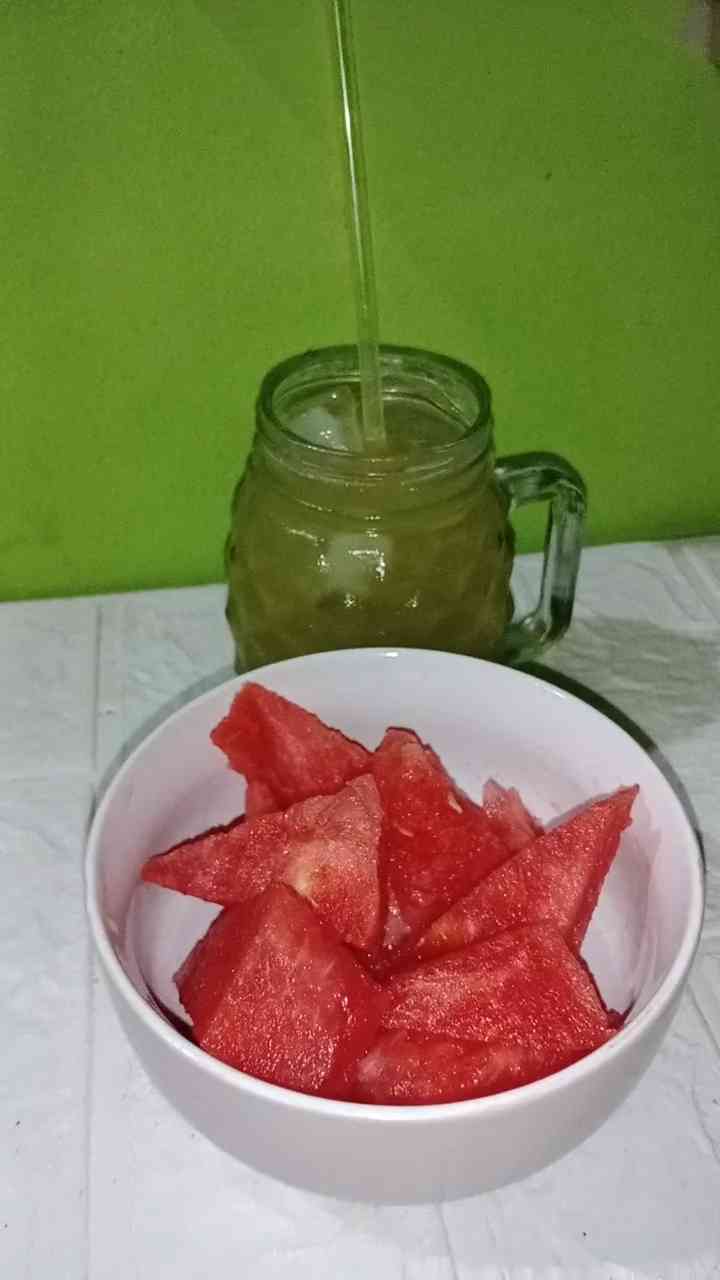 Es tebu dan semangka, si manis alami untuk berbuka. Foto: Sofiah