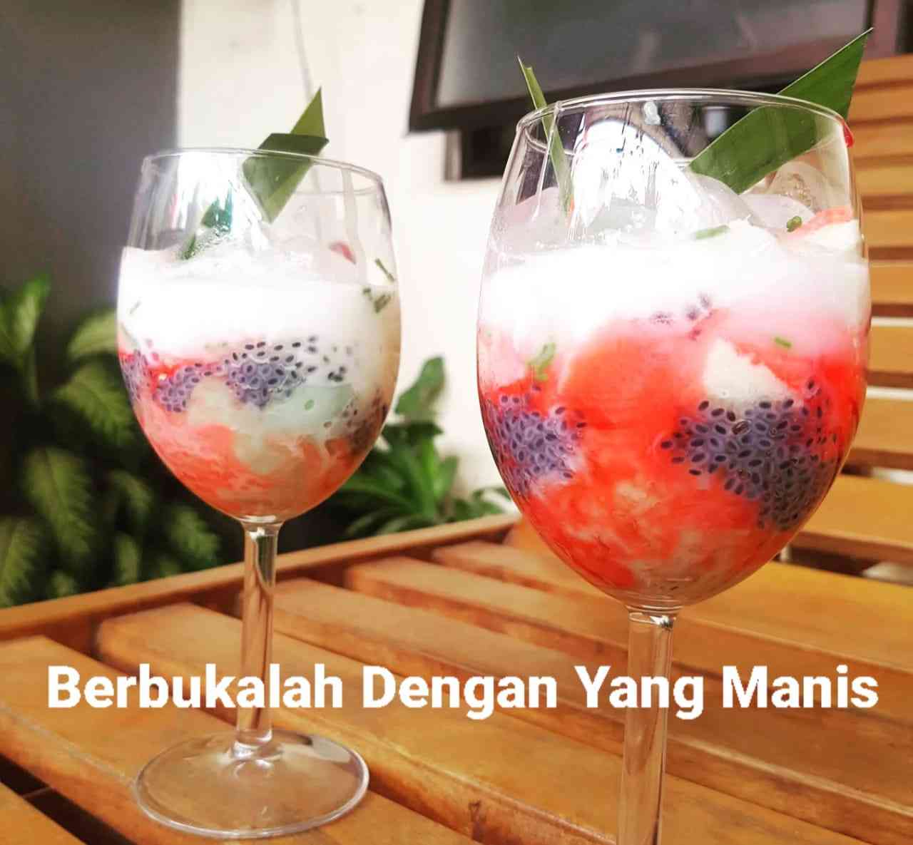 Aneka minuman segar manis pembuka puasa. Diantaranya es campur selasih ini. Dokumentasi Shita R