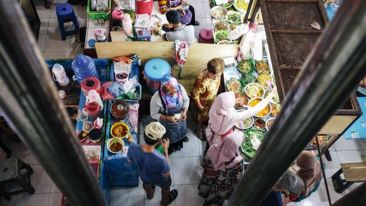 Image Portrait of Seller's Transaction with Buyer in Pereng Market, Purwokerto, Central Java. Source: personal documents