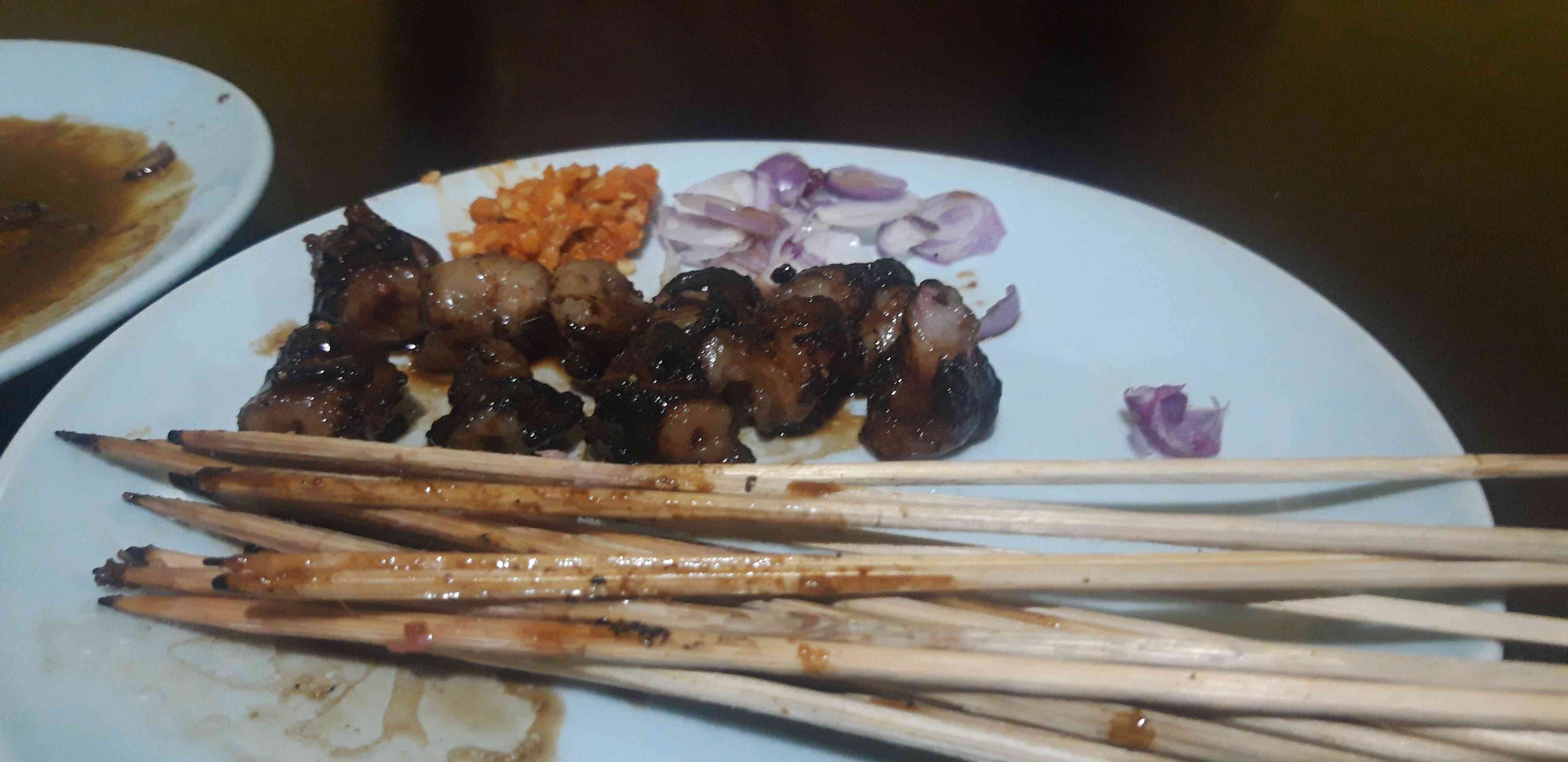 Sate lemak nikmat hingga tusuk terakhir (Hamim.Thohari Majdi)