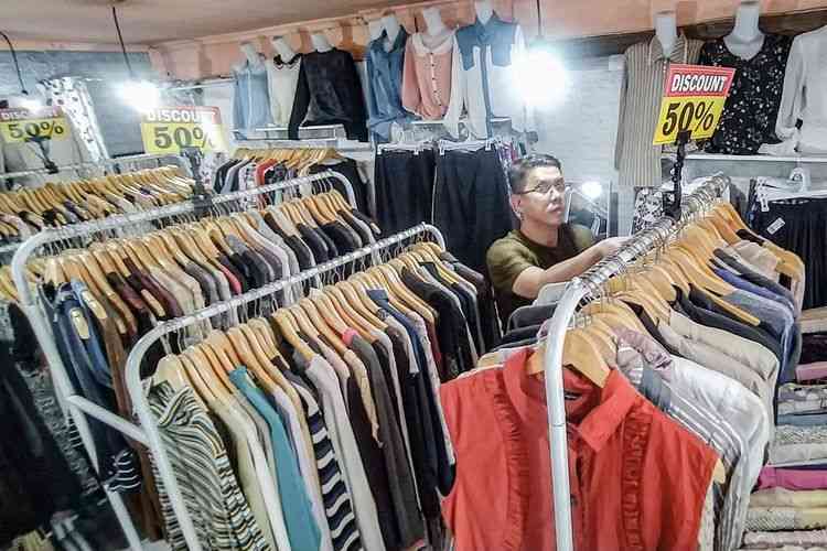 Toko thrifting wanita di Kota Cimahi, Jawa Barat.(Kontributor Bandung Barat dan Cimahi, Bagus Puji Panuntun)  