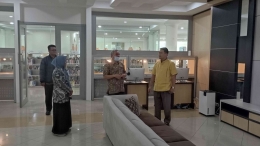 Wakil Ketua DPRD Riau Hardianto Kunjungi Ruang Galeri Koleksi Kebunghattaan. Pic source: dok. pribadi