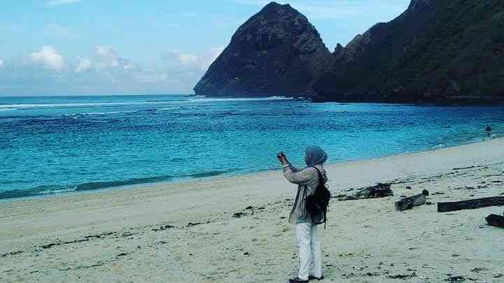 Trip lintas lainnya. Naik angkot,  travel Lombok Sekongkang (Sumbawa Barat) ,  kapal laut Lombok Sumbawa,  motoran ke pantai di Sekongkang. Dokpri