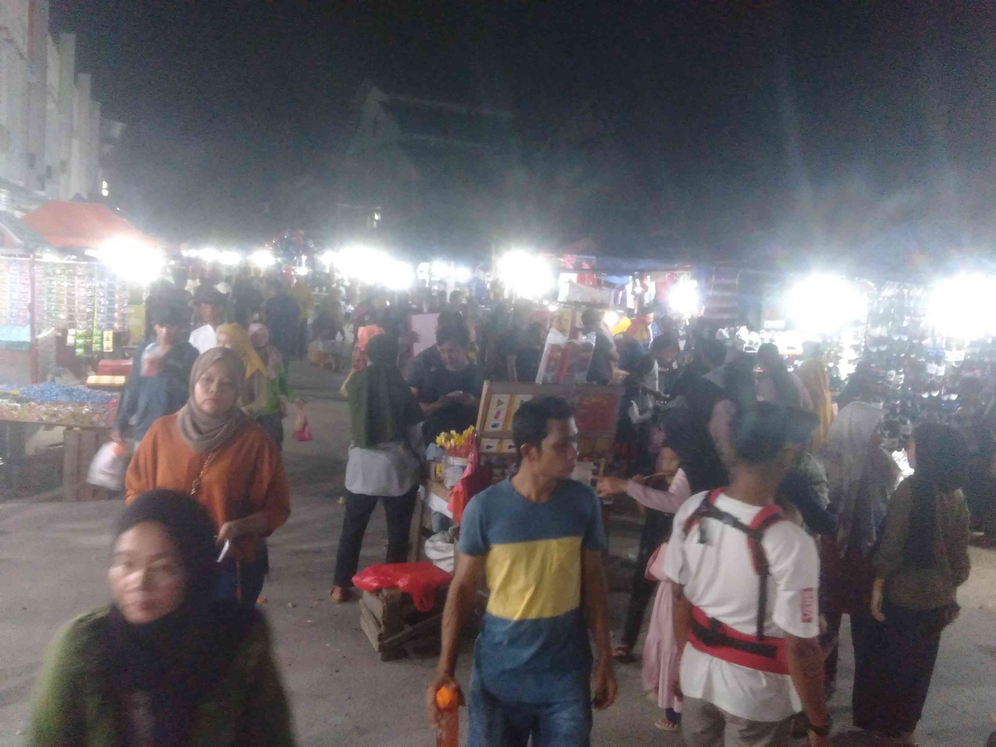 Poto: suasana pengunjung Bazar Ramadhan Karimun  (Dokpri)