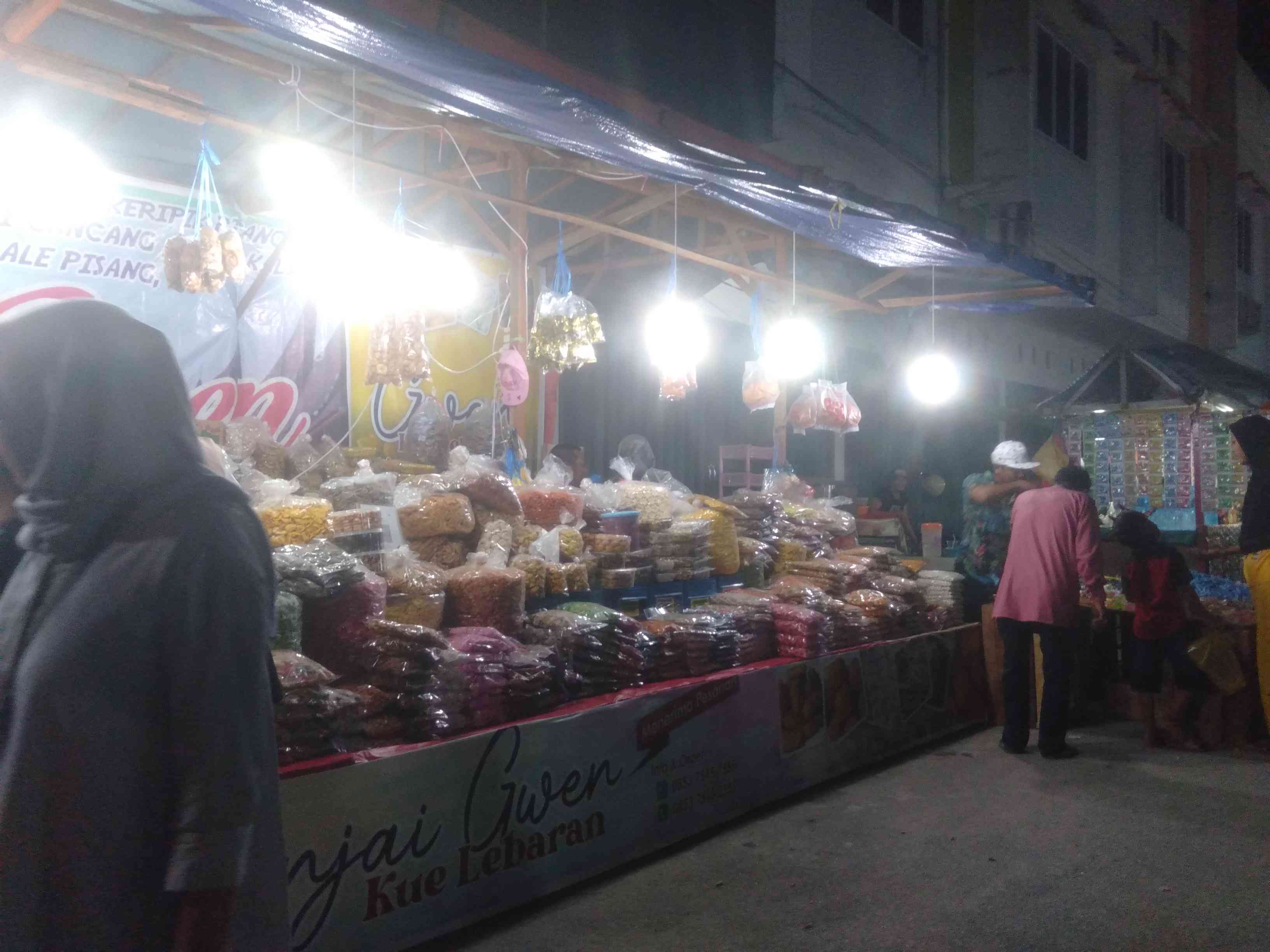 Poto:slah satu pedagang kue lebaran di Bazar Ramadhan Karimun (Dokpri)