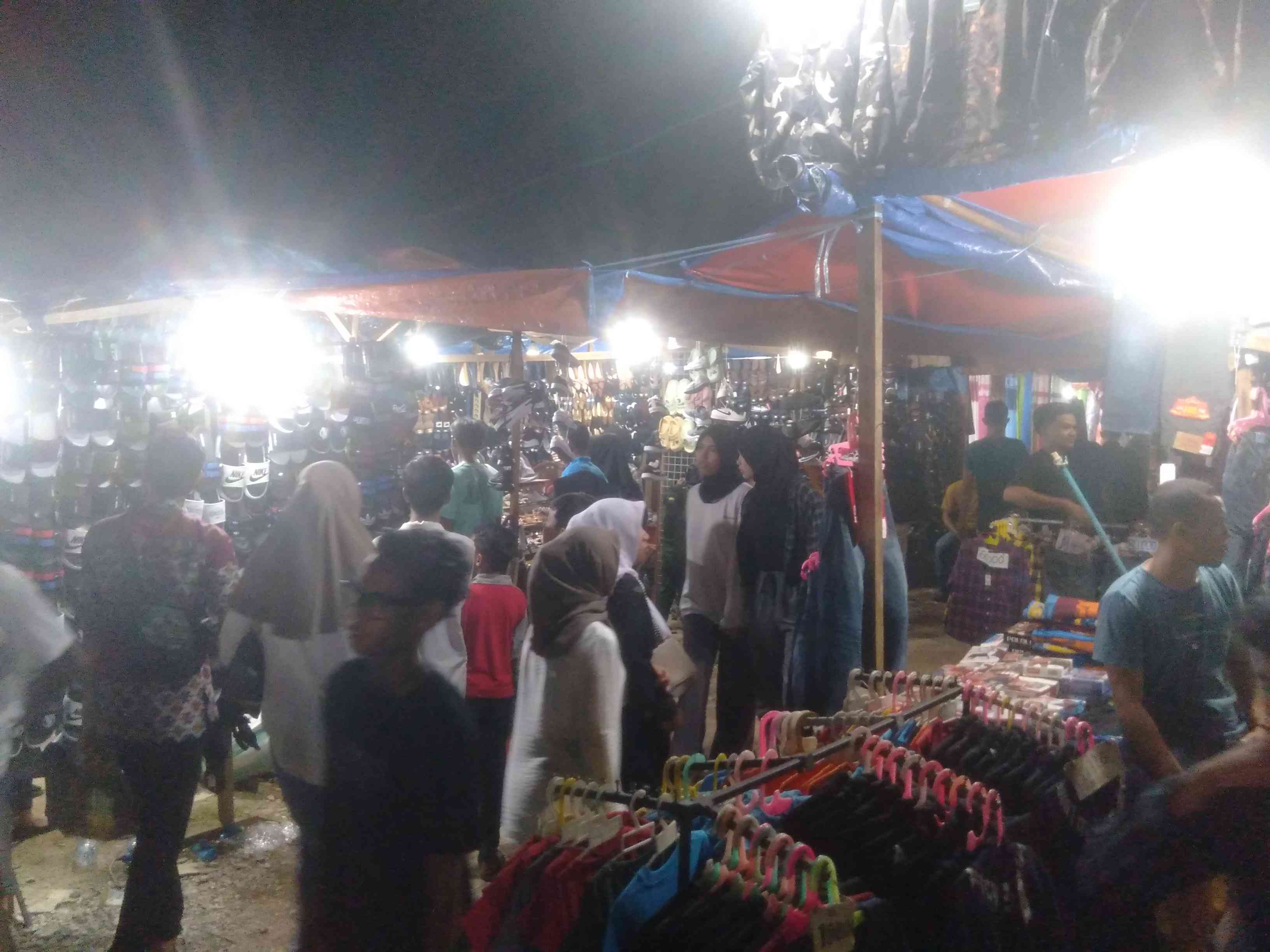 Poto: antusias masyarakat mengunjungi Bazar Ramadhan,untuk kebutuhan IdulFitri  (Dokpri)