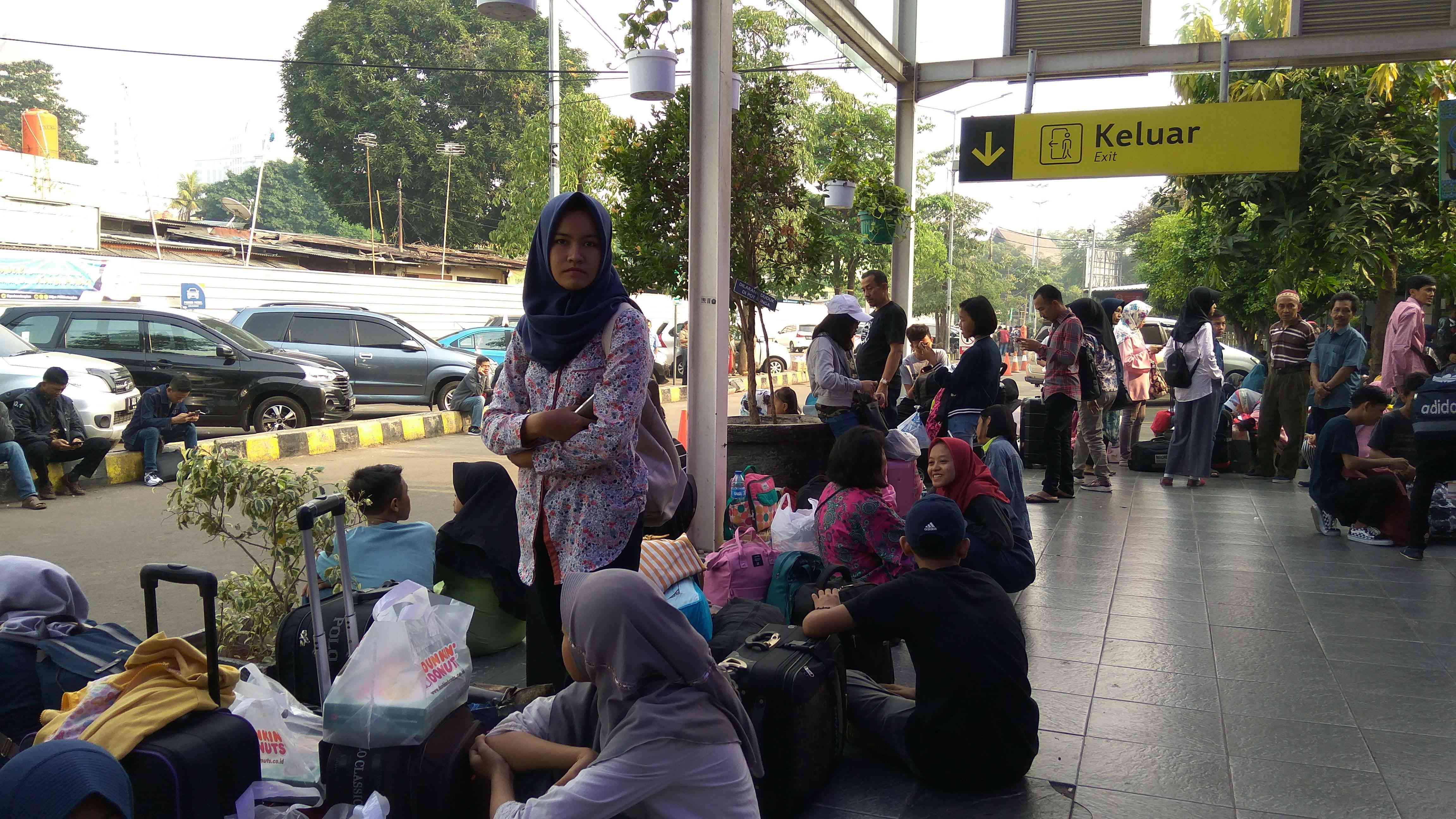 Menunggu angkutan umum saat mudik (dok.windhu)